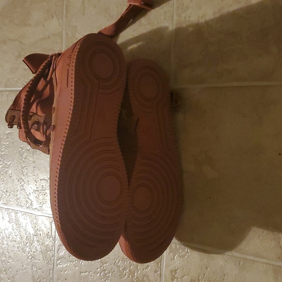 Nike men’s US 9.5 Air Force 1 SF in dusty peach - Picture 3 of 3